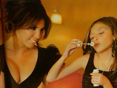 Η Βάνα Μπάρμπα φωτογραφίζεται με την κόρη της