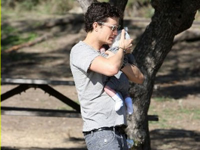 O Orlando Bloom με τον γιο του