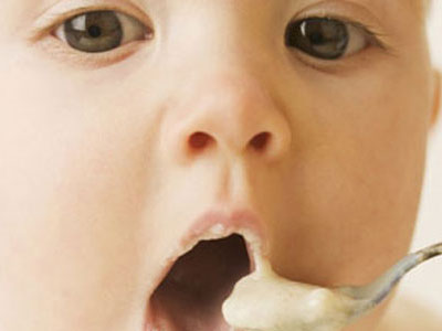 Η στεναχωρημένη μητέρα δεν ταΐζει υγιεινά τα παιδιά της