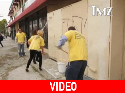 Η Paris Hilton ξεπληρώνει το κοινωνικό της χρέος