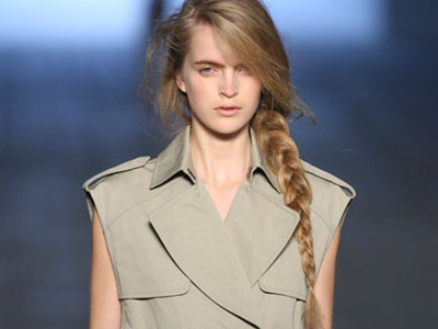 Μαλλιά: Πλάγια πλεξούδα η νέα τάση στα μακριά μαλλιά!