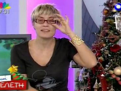 Η Ελεονώρα άβαφη και με γυαλιά μυωπίας