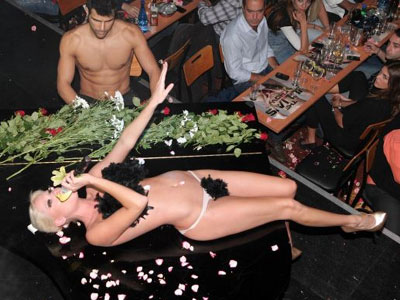 Η Τζούλια αναστατώνει τον ανδρικό πληθυσμό