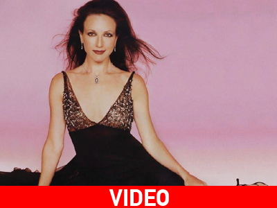 Η Bebe Neuwirth ξεπουλάει