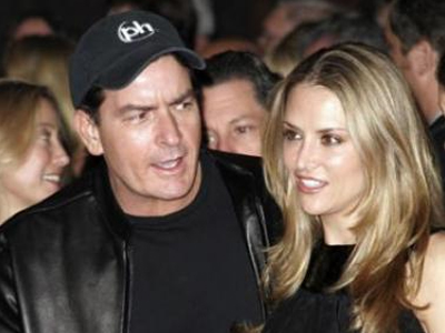 Η Brooke Mueller στο πλευρό του Charlie