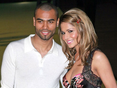 Την καλοπιάνει με δώρα