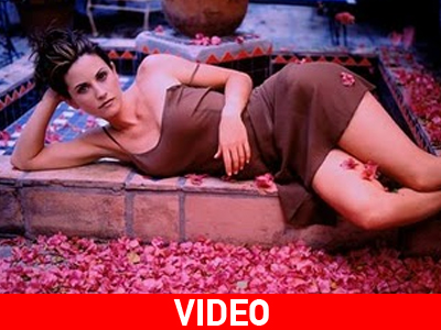 Η άνεση της Courteney μπροστά στην κάμερα