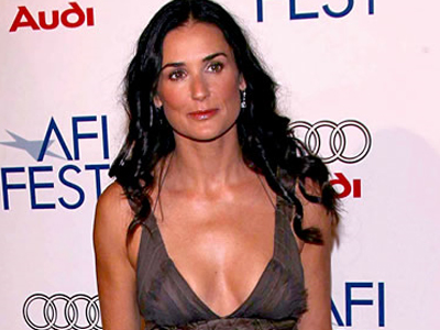 Η Demi Moore ξεριζώνει τα μαλλιά της