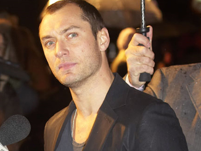 Ο Jude Law παλεύει με τον χρόνο