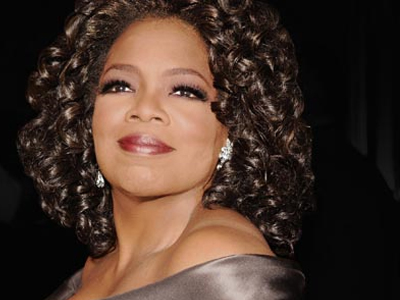 Αφήνει μήνυμα στην γραμματέα για να της μιλήσει