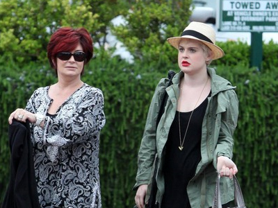 Kelly Osbourne: Εγώ είπα στην μητέρα μου να βγάλει τα εμφυτεύματα
