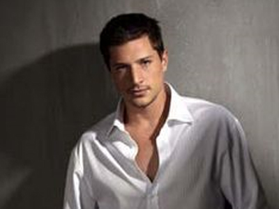 Simon Rex: «Κόκκινο πανί οι διάσημοι»