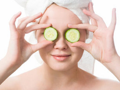 Το αγγούρι κάνει καλό στις σακούλες κάτω από τα μάτια