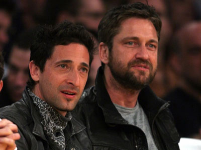 Gerard Butler και Adrien Brody στο γήπεδο
