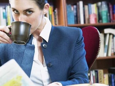 Νέα, ωραία και επιτυχημένη καριερίστα αγχώνεται