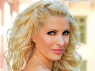 Αρχίσαμε: Οι διακοπές της Μενεγάκη