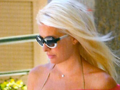 Ανανεωμένη η Ελένη Μενεγάκη