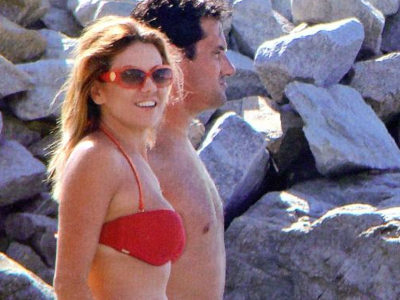 Αγκαλίτσα με τον μπουμπούκο της στη Μύκονο