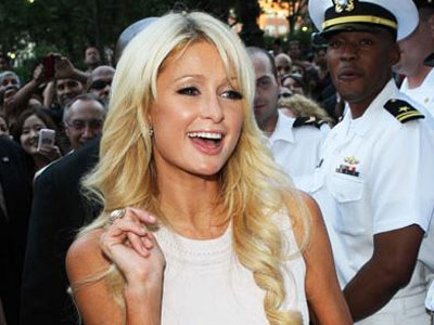 Η Paris ανάμεσα στους ναυτικούς