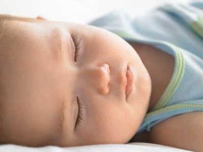 Θέλει να κοιμάται στο κρεβάτι μας