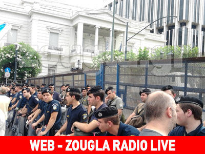 Ξανά στο Σύνταγμα οι «Αγανακτισμένοι» – Τουλάχιστον 36 τραυματίες