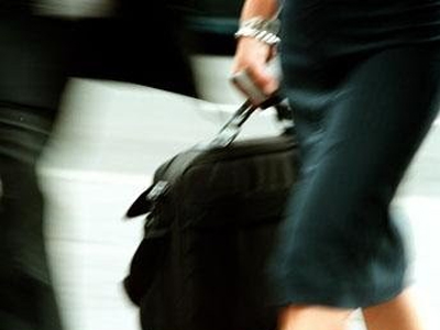 Της άρπαξε την τσάντα