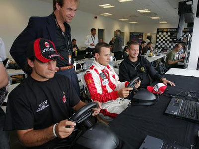 Οι αστέρες της Superleague Formula δοκιμάζουν το καινούργιο video game του Πρωταθλήματος