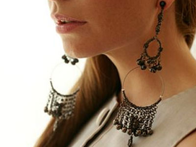 Μακριά… σκουλαρίκια!