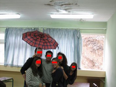 Με ομπρέλα στη σχολική αίθουσα