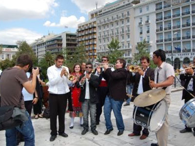 «Μουσική» διαμαρτυρία στο Υπουργείο Εσωτερικών