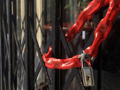 Κατεβάζουν ρολά τα εμπορικά καταστήματα Κατεβάζουν ρολά τα εμπορικά καταστήματα