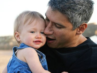 Κατάθλιψη στον πατέρα, υπερβολικό κλάμα στο παιδί