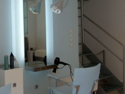 Η κομμώτρια της υφυπουργού πλήρωσε τη νύφη