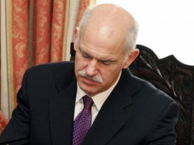 Με το τηλέφωνο ανά χείρας ο πρωθυπουργός