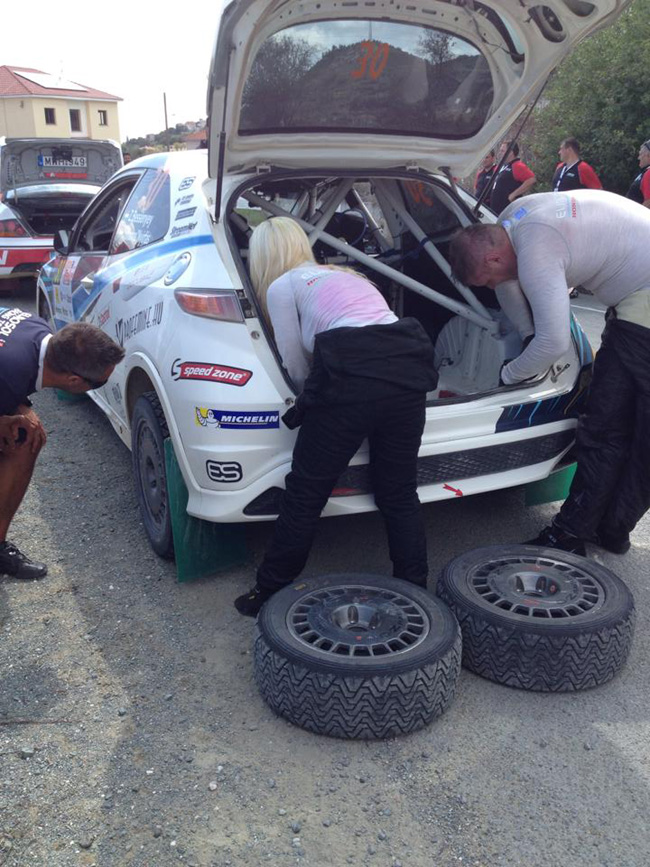 Σκληρή η δουλειά του συνοδηγού σε αγώνες ράλι...