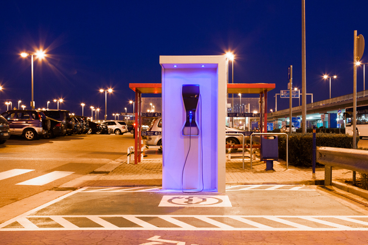 Ο ειδικός φορτιστής βρίσκεται στο χώρο στάθμευσης μικρής διάρκειας Ρ2