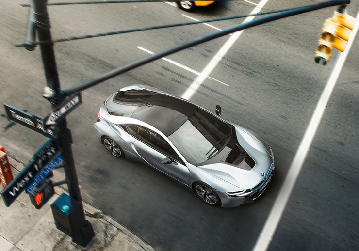 Σίγουρα το i8 δεν μοιάζει με... καθημερινό αυτοκίνητο