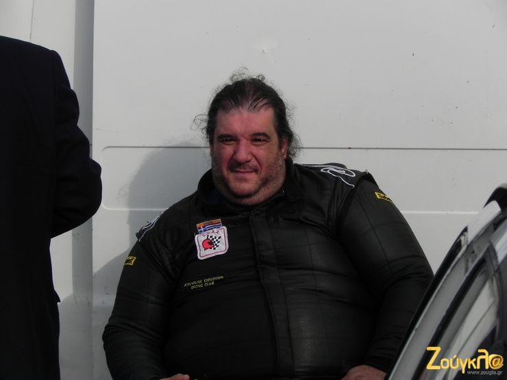 Ο Νίκος Πλέσσας περιμένει αραχτός και χάι!!!!