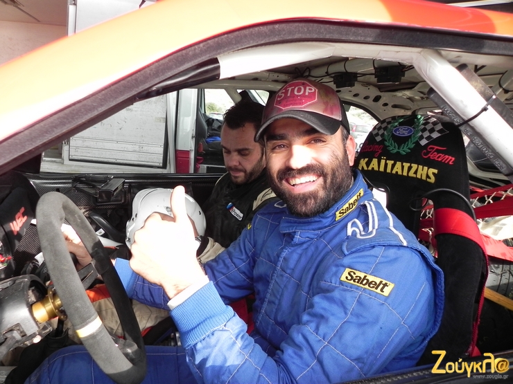 Χαμόγελα πριν την εκκίνηση για τον Τάκηη Καιτατζή Δίπλα του ο Γιάννης Ταχτάς...