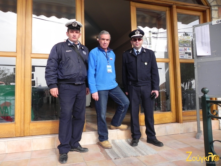 Ο διοικητής της τροχαίας Μεγάρων Θανάσης Μηλιώτης (δεξιά) με τον Νίκο Πασσαλή (μέση) και τον Σωτήρη Γιαννόπουλο (επίσης της τροχαίας Μεγάρων)