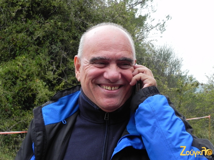 Ο μετρ των ελαστικών Παναγιώτης Καρούζος... Τι να λέει και με ποιον να μιλάει άραγε;