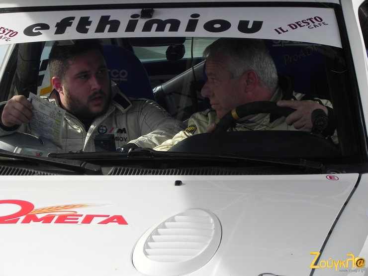 Παναγιώτης Ευθυμίου: Και σου το είπα ρε πατέρα άσε να το πάρω εγώ που θα το πήγαινα πιο γρήγορα!!! Μιχάλης Ευθυμίου (δεξιά): Κούνα που σε κούναγε...