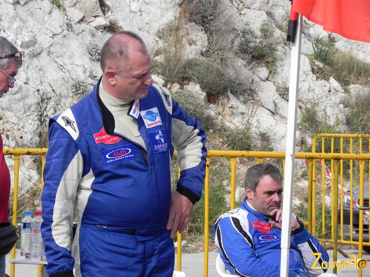 Φθηνά την γλιτώσαμε φαίνεται να σκέφτεται ο Γρηγόρης Νιώρας. Ο δε Κώστας Κακαλης μήπως σκέφτεται ψαράκι στη σχάρα;