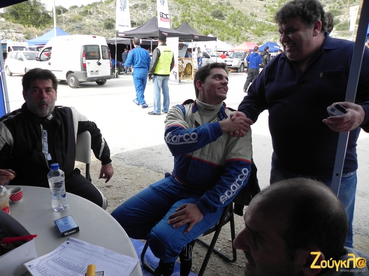 Ο Γιώργος Κεχαγιάς τα λέει με τον Κώστα Κύρκο (παντού ήταν ο.. μπαγάσας). Στα αριστερά φαίνεται πως κόψαμε το.. .γεύμα!!!