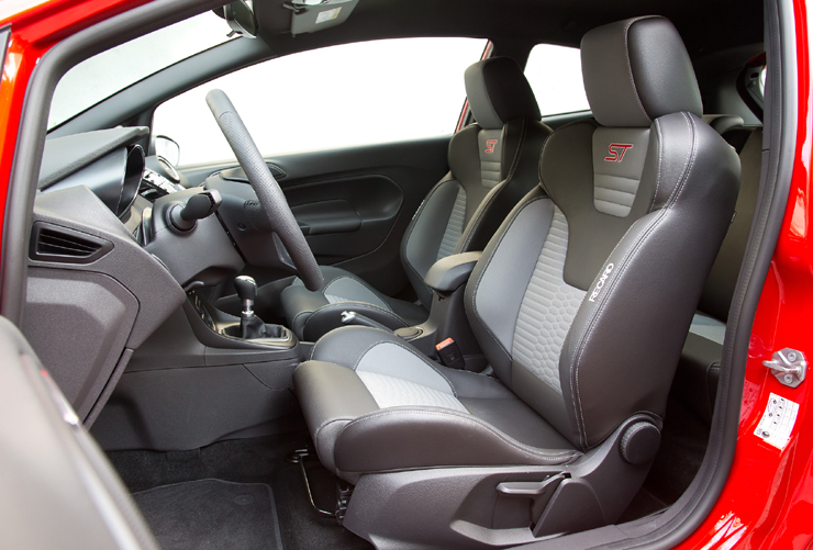 Κάθεσαι και το μπάκετ σε αγκαλιάζει ιδανικά...