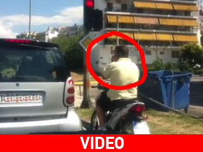 Κλασικό φαινόμενο να μιλάς σε κινητό και να οδηγείς μοτοσικλέτα
