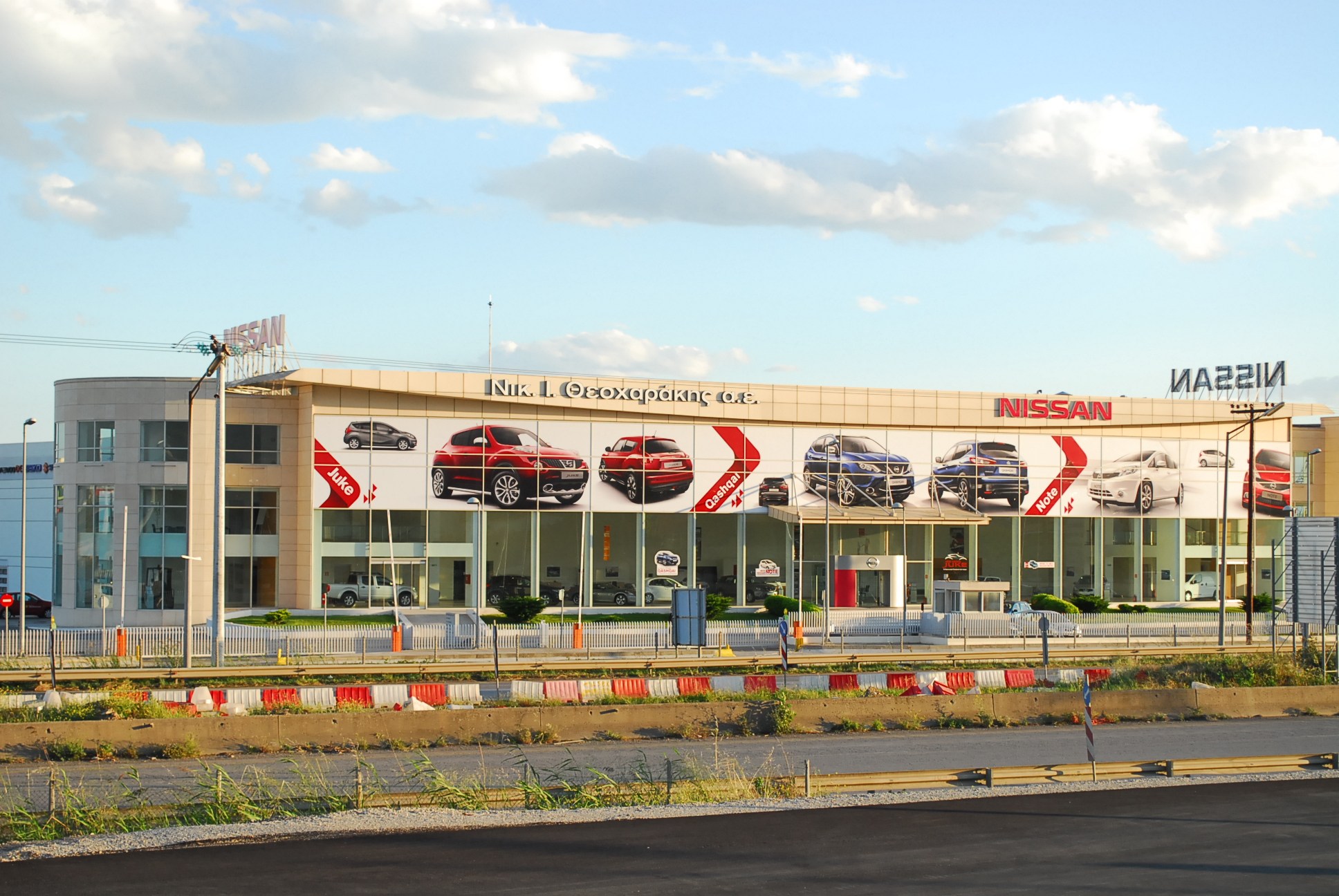 Το γιγαντιαίο εικαστικό αντιπροσωπείας αυτοκινήτων στη Θεσσαλονίκη