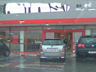 Αν είσαι ανάπηρος να περιμένεις 5 λεπτά στη βροχή!