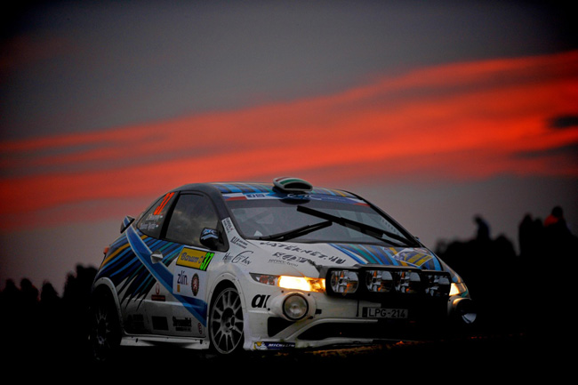 Το Honda Civic Type R (R3) με το οποίο συμμετέχει το πλήρωμα σε αγώνες ράλι...