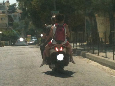 Τρικάβαλο με παιδιά σε μηχανάκι…